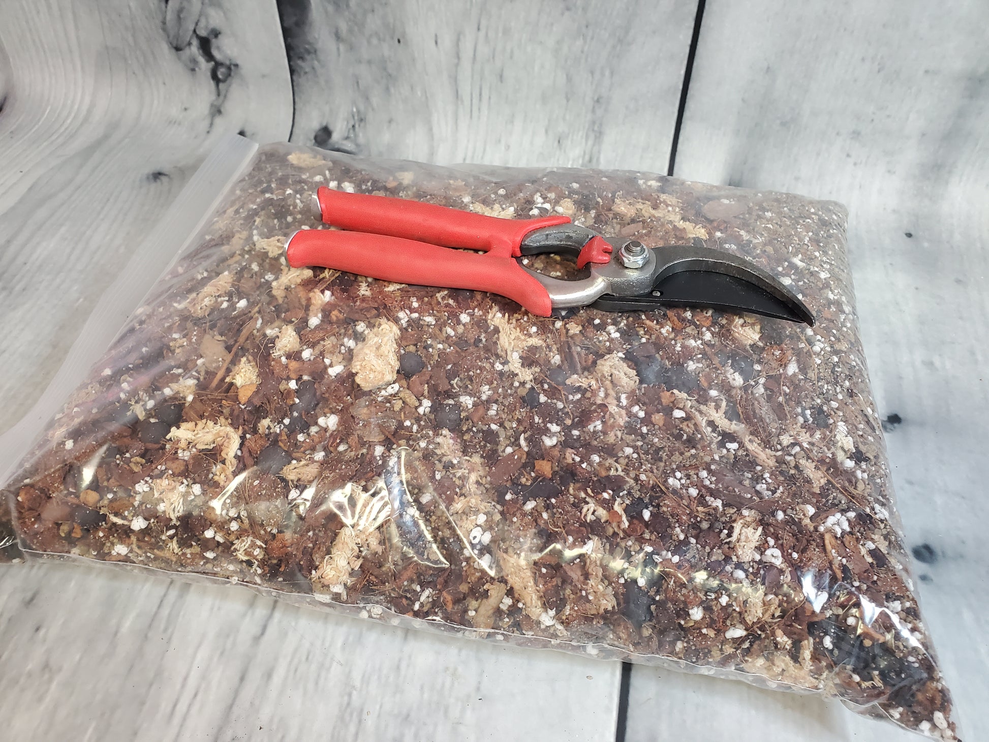 NewRoots Premium Aroid Soil - Custom formulated 12 ingredient Soil Mix - NewRoots Plants